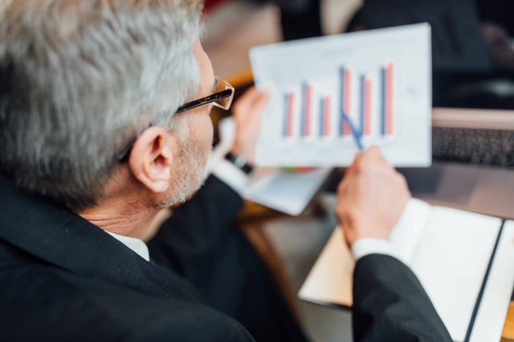 Navigating 2026 Federal Reserve Interest Rate Hikes: Investor Adjustments